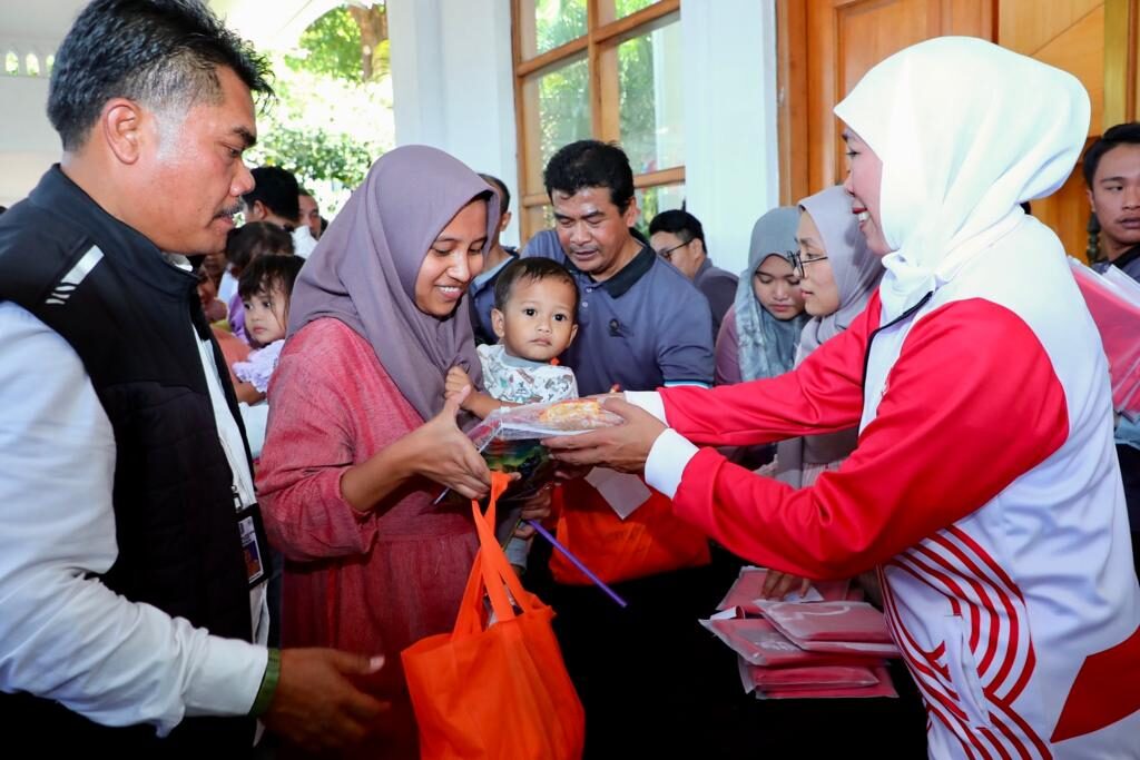 Meriahkan HUT ke-78 RI, Gubernur Khofifah Bagikan 3 Ribu Bendera dan Sembako untuk Masyarakat