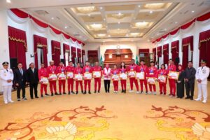 Gubernur Khofifah Beri Penghargaan Jer Basuki Mawa Beya Atlet dan Pelatih Jatim Berprestasi di ASEAN Para Games Kamboja 2023