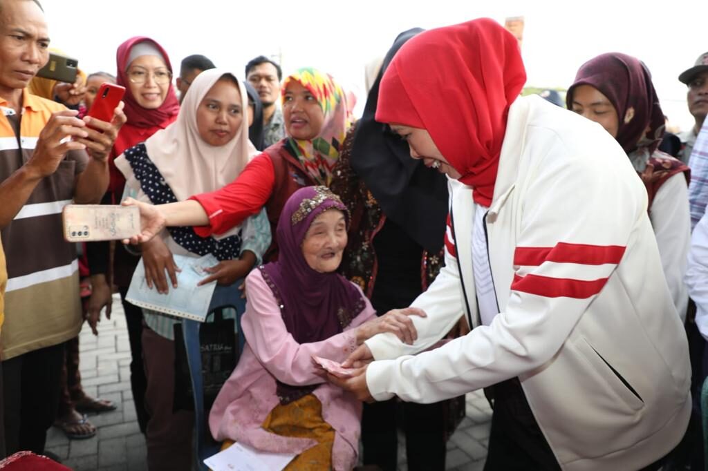 Gubernur Khofifah Serahkan Bansos dan Zakat Produktif di Kab. Mojokerto