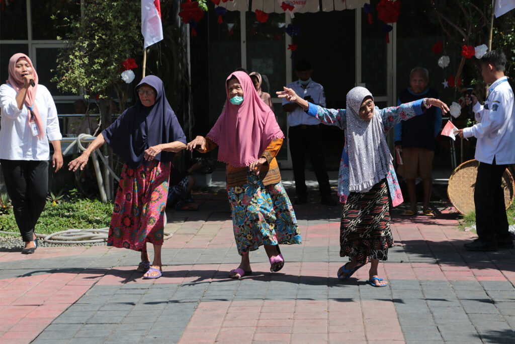 Meriahkan HUT ke-78 RI, Lansia Griya Werdha Surabaya Lomba Joget