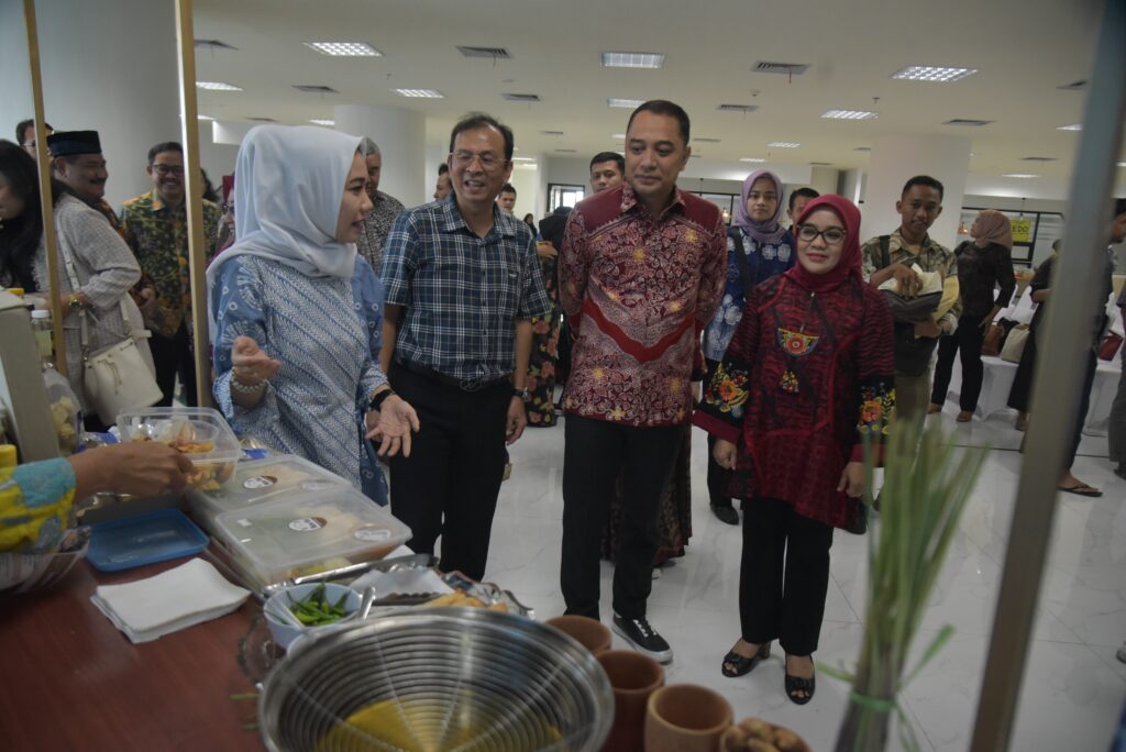 Berpartisipasi Gerakkan Ekonomi, UMKM Surabaya Kini Hadir di Theater Rasa Food Court ASEEC Unair