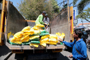 Pastikan Ketersediaan Stok Beras Aman, Pemkot Surabaya Kembali Gelontorkan 14 Ton 