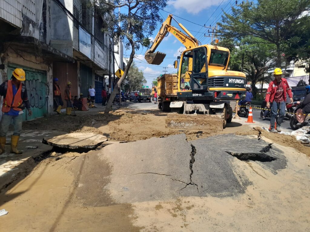 Aspal Menjulang di Jalan Pasar Kembang, PDAM Surabaya: Ada Rehabilitasi Pipa PDAM