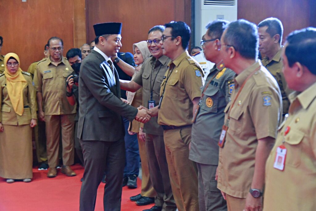 Genjot Semangat Kerja Tim, Wali Kota Eri Lantik 189 Pejabat Pemkot Surabaya