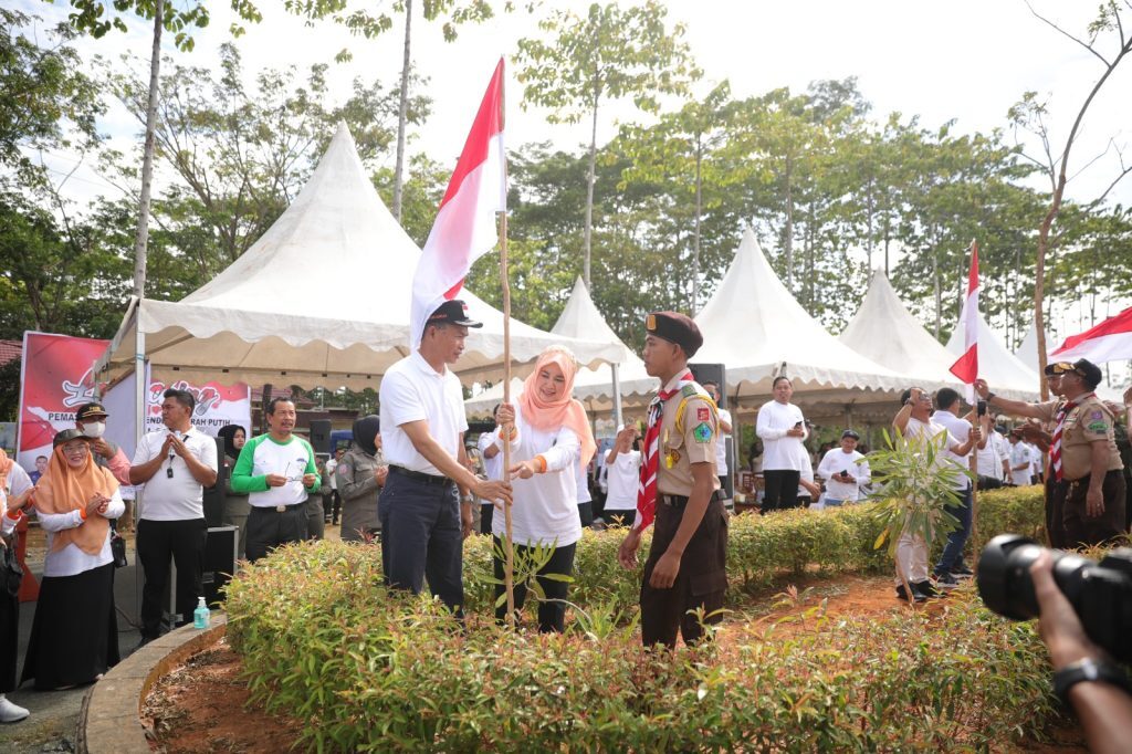 Semarakkan HUT RI Ke 78, Pemkab Tanbu Launching 5000 Bendera Merah Putih