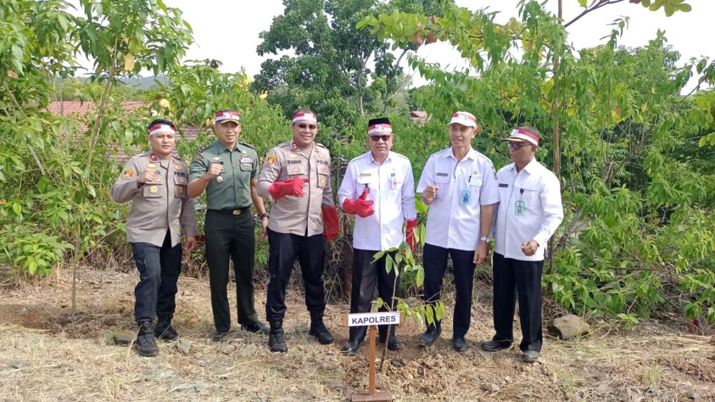 Bersama Kapolres Tanbu, Bupati Zairullah Hadir di Acara Penanaman Pohon Serentak Polri 