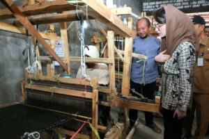 Kunjungi Sentra Tenun & Batik di Gresik, Ini Cara Arumi Lestarikan Wastra Jatim