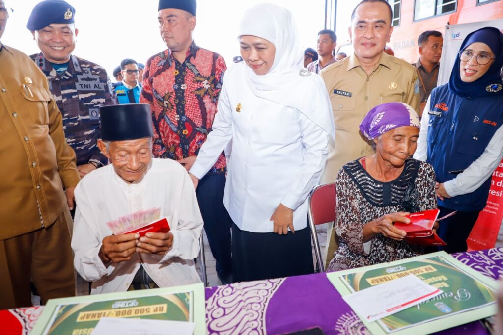 Gubernur Khofifah Salurkan Bansos PKH Plus Bagi Lansia di Bangkalan