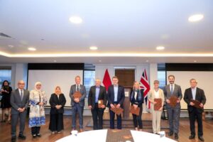 Gubernur Khofifah Berhasil Tarik Minat Tujuh Perusahaan Inggris untuk Proyek Investasi di Jatim