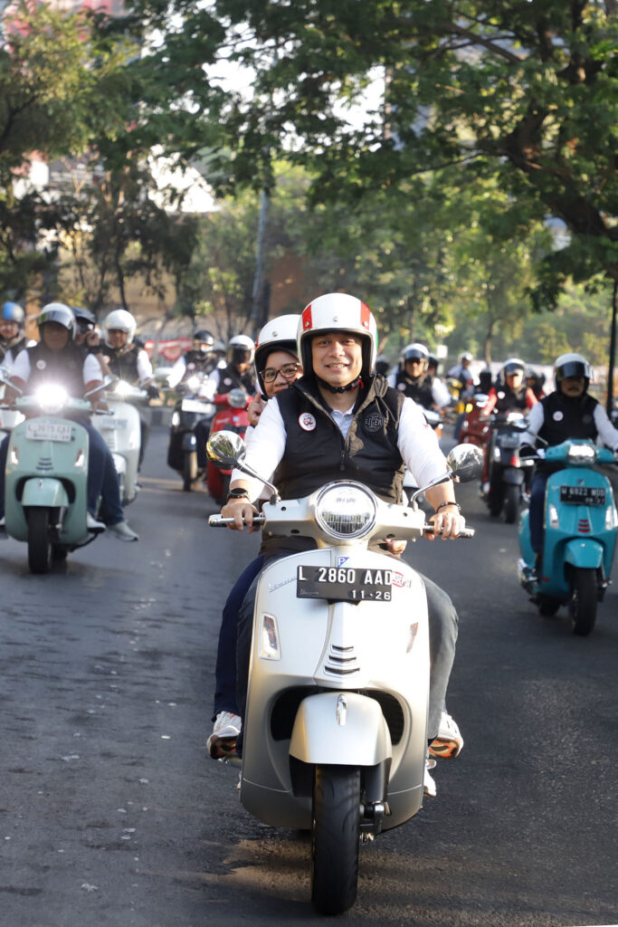 HUT Ke-62 Bank Jatim, Walikota Eri Cahyadi Sunmori Bersama Komunitas Vespa