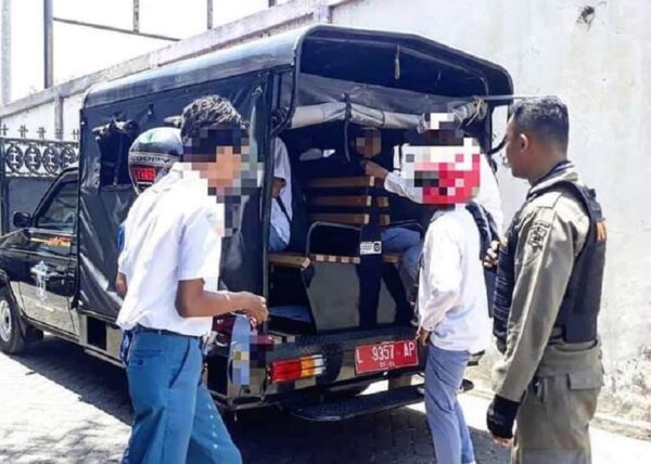 Antisipasi Kenakalan Remaja, Satpol PP Surabaya Sisir Pelajar Bolos Sekolah di Warkop hingga Taman