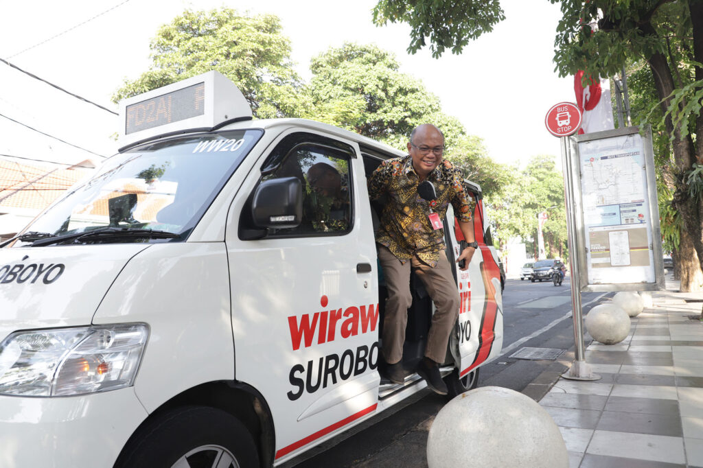 Kurangi Polusi, Wali Kota Eri bersama Seluruh Pegawai Pemkot Surabaya ke Kantor Gunakan Angkutan Umum