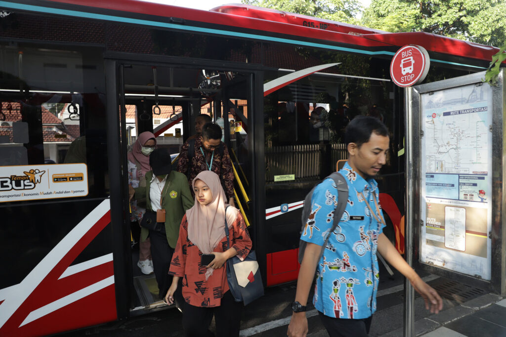 Mulai Jumat Ini, ASN dan Non ASN Pemkot Surabaya ke Kantor Gunakan Angkutan Umum