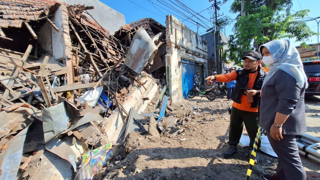 Pemkot Surabaya Gerak Cepat Bantu Evakuasi Rumah Ambruk di Kapasari