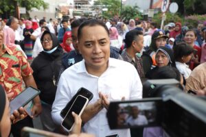 Wali Kota Eri Minta Pengurus RT/RW, LPMK dan Tenaga Kontrak Pemkot Surabaya Mundur Bila Daftar Caleg