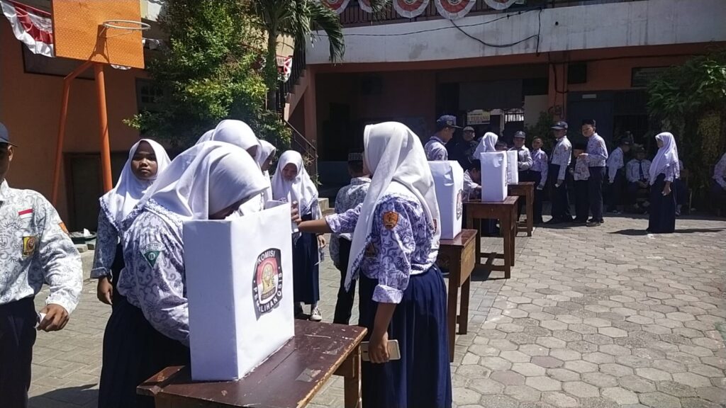 Ajarkan Sistem Demokrasi, SMP Bina Karya Surabaya Pilih Ketua OSIS dengan Coblosan