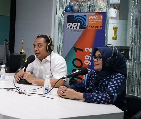 Hari Radio ke-78, Wali Kota Eri Cahyadi dan Ketua TP PKK Surabaya Jadi Presenter Berita