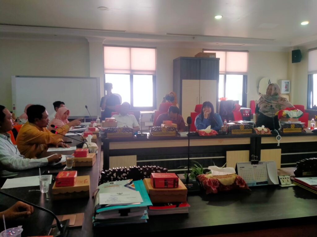 Terima Kado Dalaman Wanita, Begini Respon Tegas Komisi D DPRD Surabaya