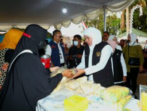 Bagikan Bantuan Sosial di Jombang, Gubernur Khofifah: Upaya Tingkatkan Daya Beli Masyarakat