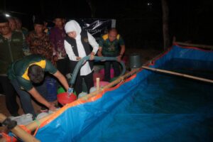 Tangani Kekeringan di Desa Pasrepan Pasuruan, Gubernur Khofifah Distribusikan 10 Ribu Liter Air Bersih