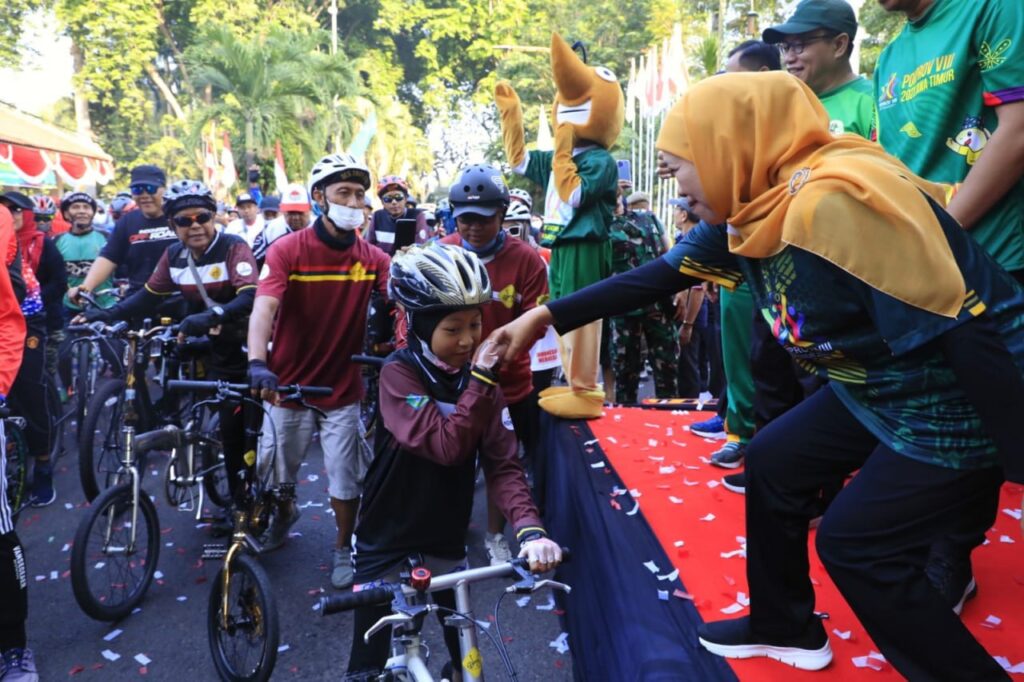 Sambut Porprov VIII Tahun 2023, Gubernur Khofifah Ikuti Gowes Gemilang Bareng Masyarakat Sidoarjo