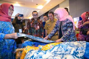 Kenalkan Batik Dodot Iro Tuban Di Misi Dagang dan Investasi Jatim-Banten