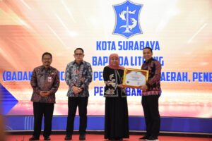 Gubernur Khofifah Serahkan Inotek Award 2023 dan Launching Aplikasi Jatim Berdasi