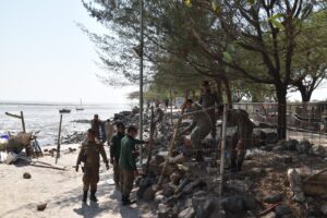 Satpol PP Kota Surabaya Lakukan Penataan, PKL Pantai Batu-Batu Kenjeran Dipindah ke SIB