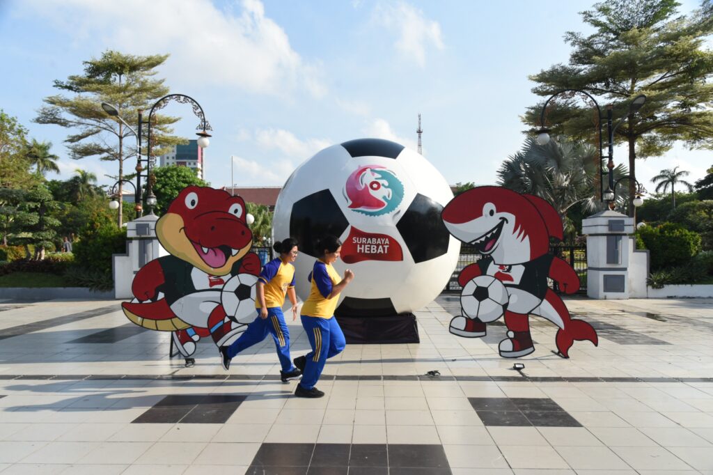 Dekorasi Piala Dunia U-17 Terpasang di Balai Pemuda dan Balai Kota Surabaya