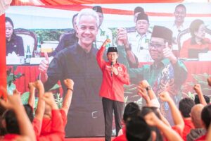 Sambut Megawati Tetapkan Cawapres Mahfud MD, Kader PDIP Surabaya Pekikan “Merdeka!”