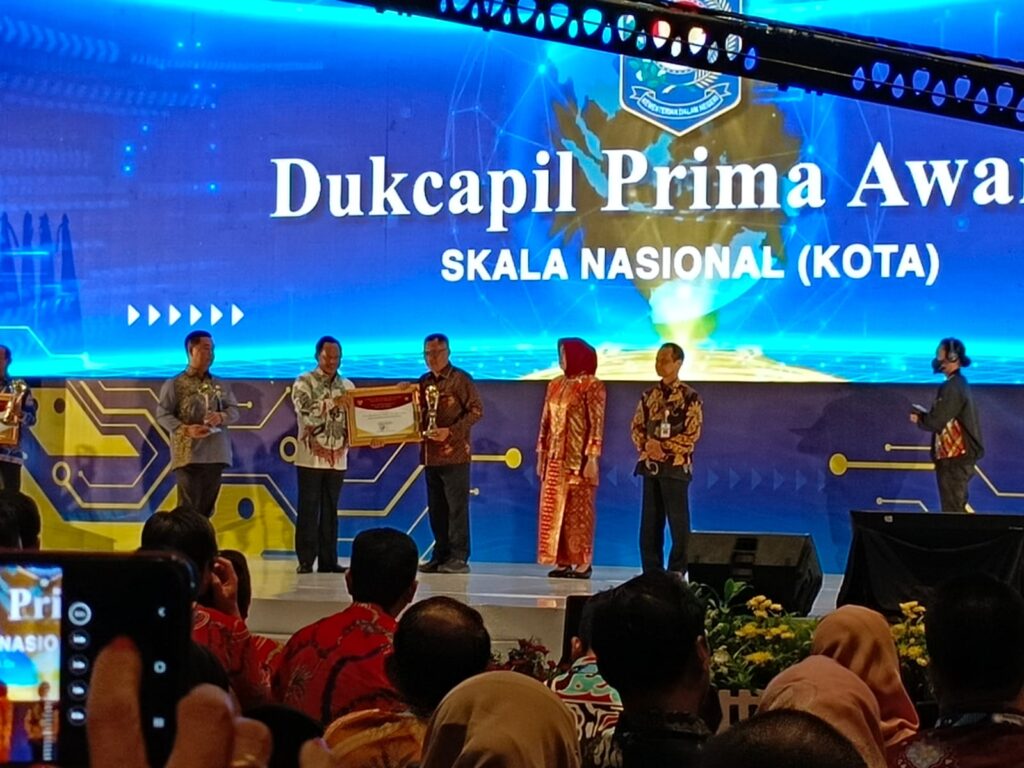 Pemkot Surabaya Raih Penghargaan Dukcapil Prima Award