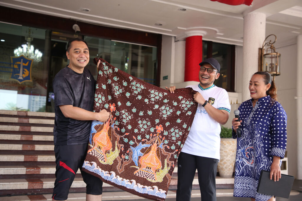 Wali Kota Eri Cahyadi Apresiasi Batik Motif Surabaya Maritim Binaan Pelindo