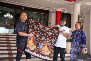 Wali Kota Eri Cahyadi Apresiasi Batik Motif Surabaya Maritim Binaan Pelindo