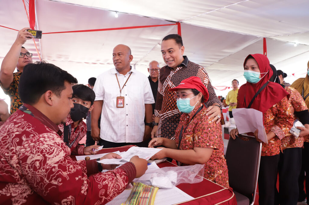 Pemkot Surabaya Salurkan BLT DBHCT kepada 3.745 Buruh Pabrik Rokok