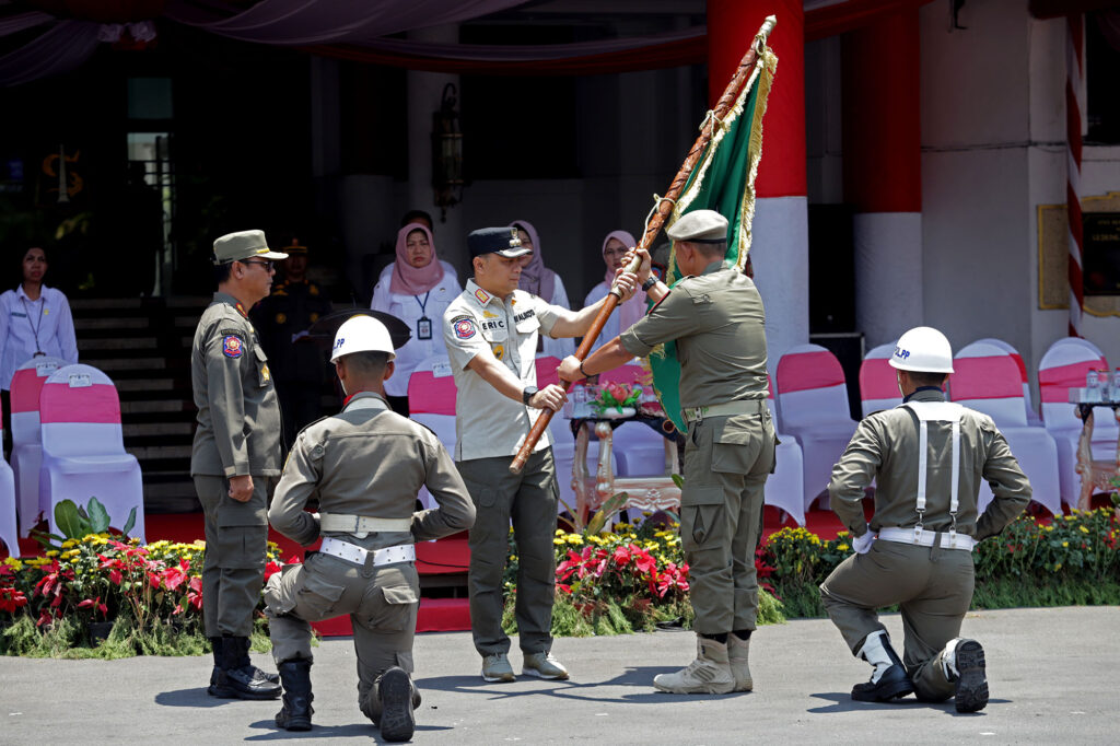 Peringati Hari Jadi Provinsi Jatim ke-78, Wali Kota Eri Cahyadi Sambut Bendera Pataka Jer Basuki Mawa Beya