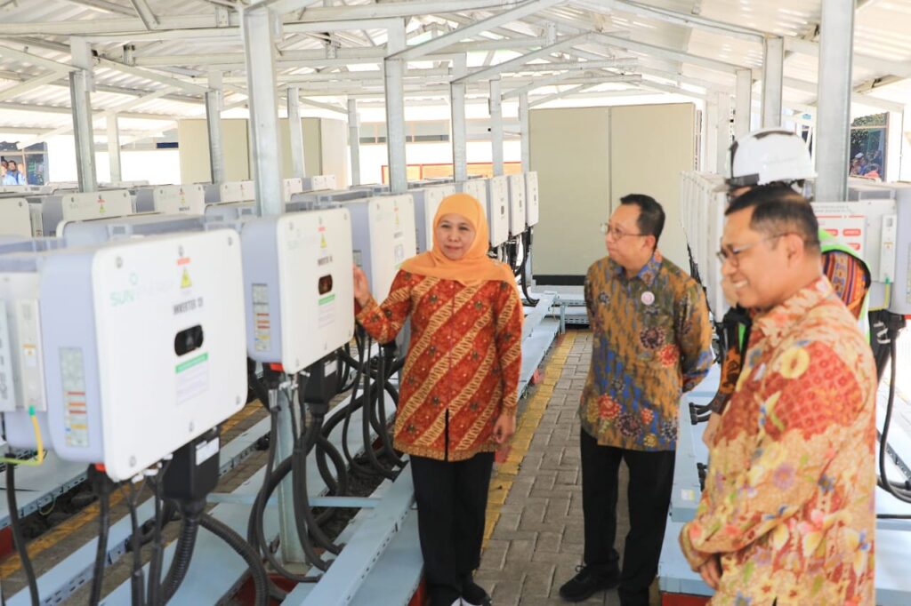 Gubernur Khofifah Resmikan PLTS Atap 9,8 MWp di Pabrik Kertas Tjiwi Kimia