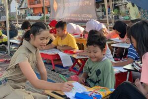 Vannesa Ajak Anak – Anak Bantaran Rel KA Belajar Bersama Mengenal Para Pahlawan