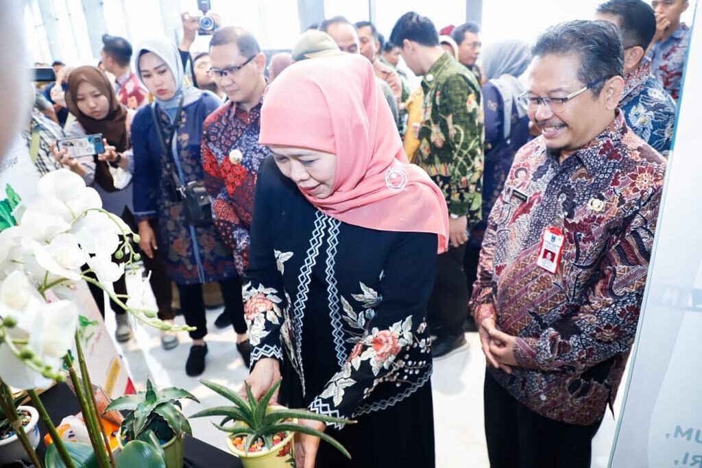Gubernur Khofifah Serahkan Penghargaan Inotek Award 2023