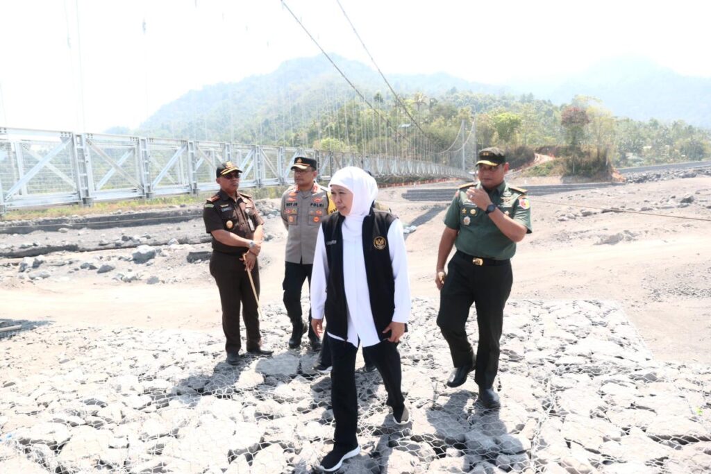 Gubernur Khofifah Resmikan Jembatan Gantung Kaliregoyo, Tanggul Sungai Glidik dan Mujur di Lumajang