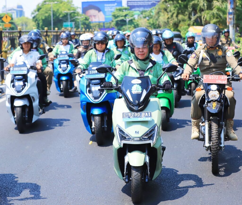 Diikuti 1588 Peserta, Gebyar Konvoi Motor Listrik Berhasil Raih Rekor MURI