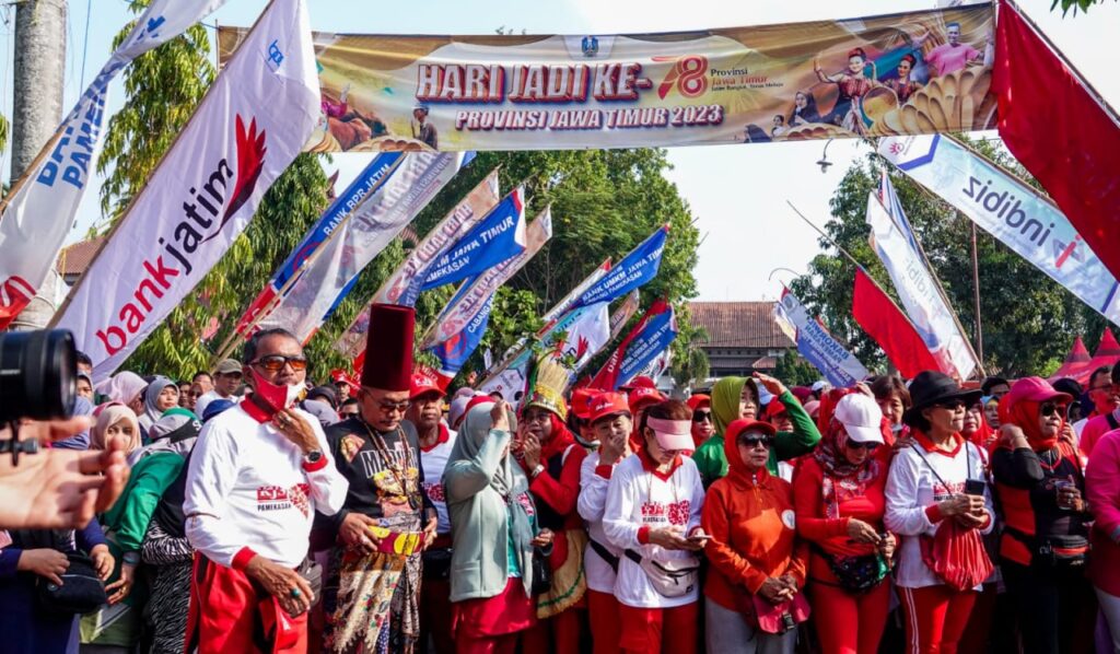 Sekdaprov Adhy Sebut Jalan Sehat Sebagai Wujud Berbagi Kebahagiaan Hari Jadi Ke-78 Provinsi Jatim di Pamekasan