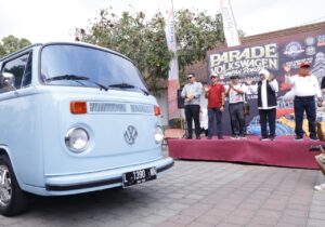 Gubernur Khofifah Lepas Parade VW Sumpah Pemuda Se-Jawa Bali di Blitar