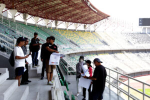 Pemkot Surabaya Dampingi Panitia Lokal Piala Dunia U-17 Inspeksi Stadion GBT
