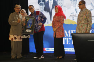 Pemkot Surabaya Raih 3 Penghargaan Sekaligus, Sukses Tekan Stunting dan Kemiskinan di Jatim