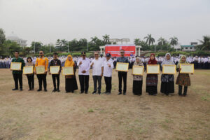 Jelang Peringatan Hari Relawan Sedunia, Pemkot Surabaya Kukuhkan Ribuan Anggota PMR dan Relawan PMI