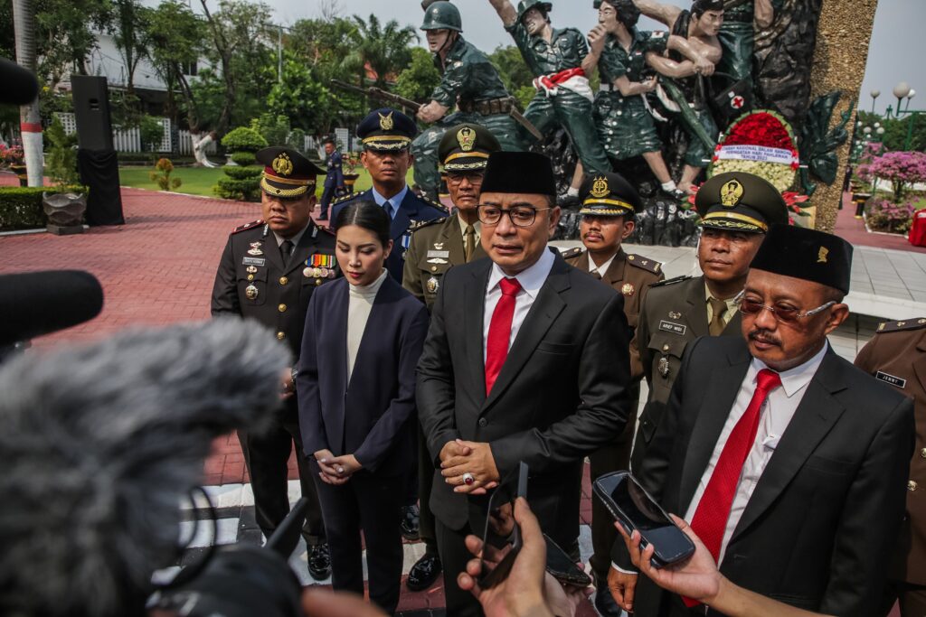 Ziarah di TMP Kusuma Bangsa, Wali Kota Eri: Semangat Pahlawan Terus Membara di Hati Arek Suroboyo