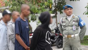 Satpol PP Surabaya Sanksi Remaja Hendak Tawuran untuk Rawat ODGJ di Liponsos