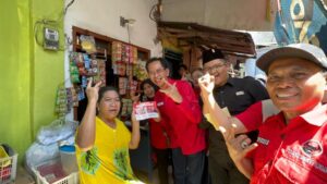 Awali Kampanye, PDIP Surabaya Kenalkan Ganjar-Mahfud “3 Jari” ke Akar Rumput di Kampung