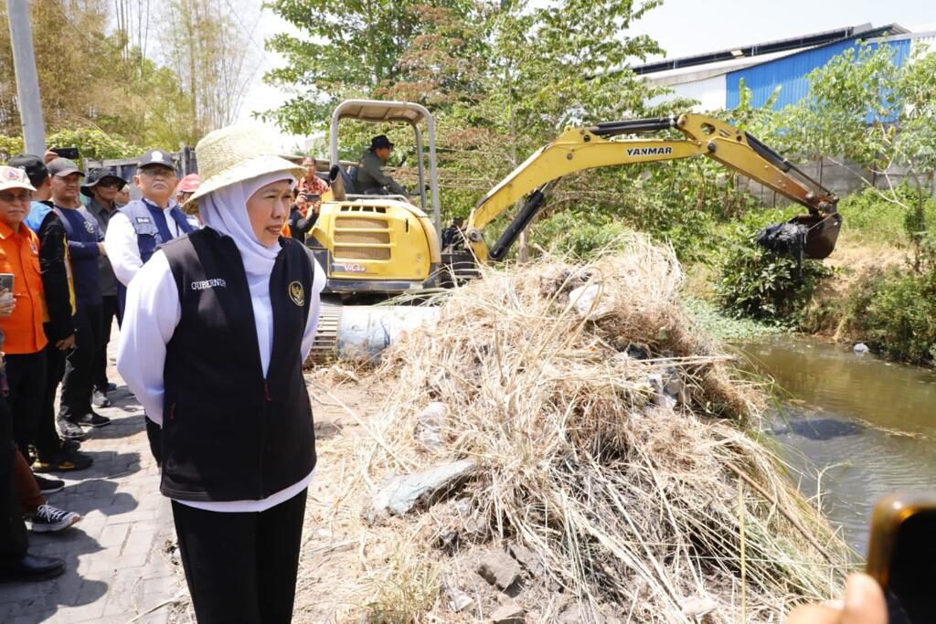 Gubernur Khofifah Resik-Resik Sungai Avour Gedangan Sidoarjo Jelang Musim Hujan