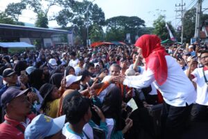Gubernur Khofifah Jalan Sehat Bersama Ribuan Masyarakat di Bakorwil Jember